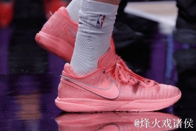 马尔卡宁脚踏粉色Lebron20,狂砍33分16篮板展现绝佳篮板嗅觉 马尔卡宁脚踏粉色Lebron20,狂砍33分16篮板展现绝佳篮板嗅觉