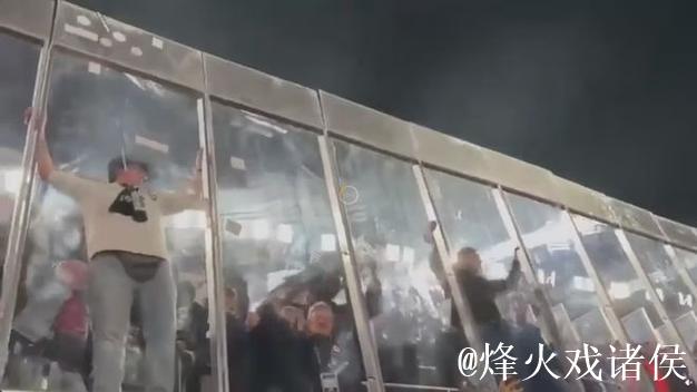 法兰克福球迷在诺坎普引发混乱，或遭欧足联处罚